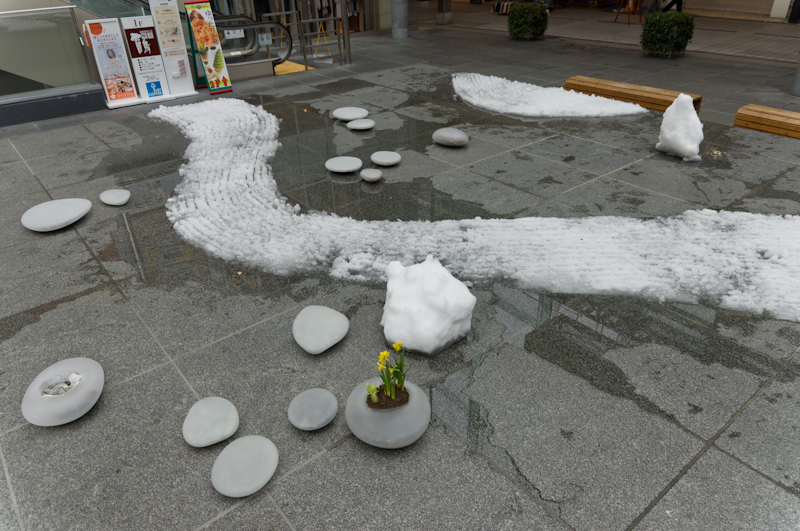 久保氏の作品は、「川の流れに頭を出す玉石に積もった雪」に着想を得ている。