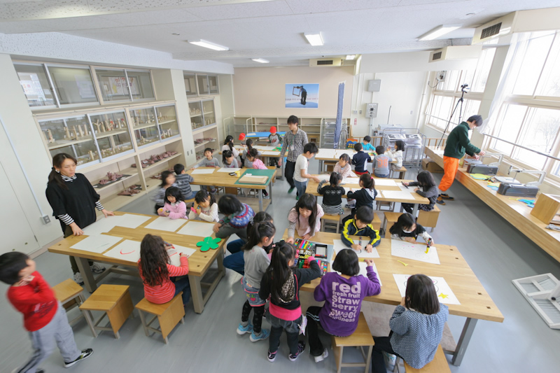 約三週間にわたり札幌市立もみじの森小学校工作室に、転校生として通学し、同小学校周辺で児童と共に、積雪地の新たな文化として「スノーガーデン」の確立を目指した。