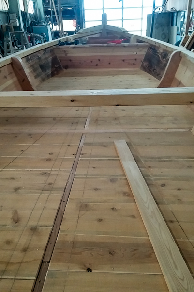床板はそれぞれ位置が決まっているため、鋸で位置を示す線を浅く切り込む。