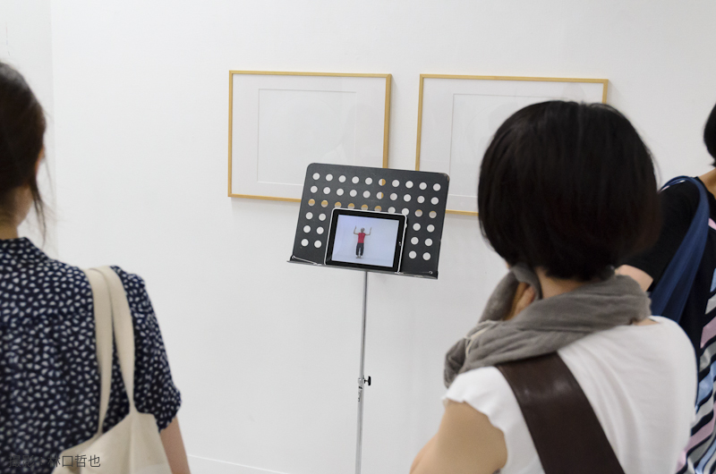 7月13日に行ったパフォーマンスでは、京都芸術センターのボランティアである「藤井さん」が、３人の作品をダンスで描写する映像を公開。