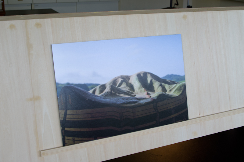 理科室の教材である地質模型を、実際の風景を背景に撮影した写真の作品