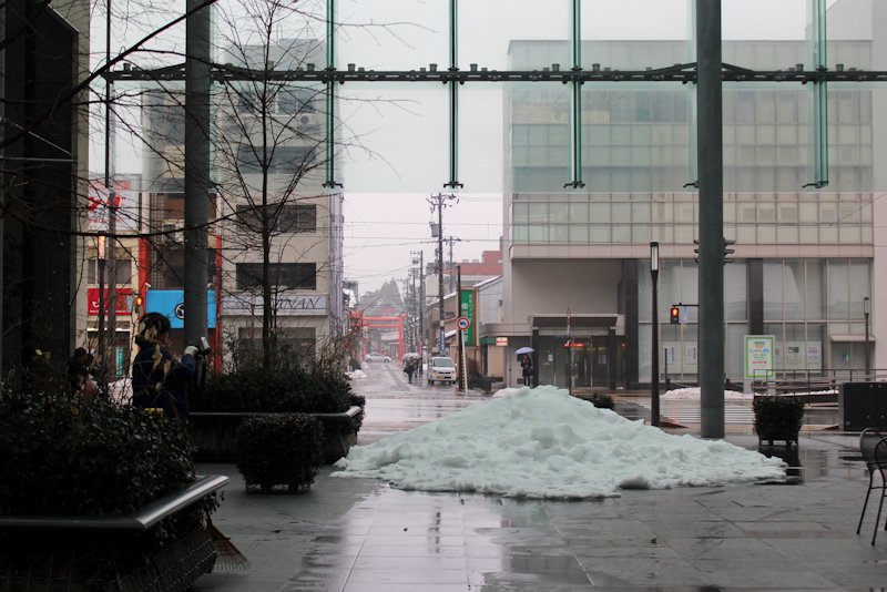 雪解けが進み、富山市内からは殆ど雪は消え、雪庭は立山町よりダンプで運搬された雪で作庭された。
