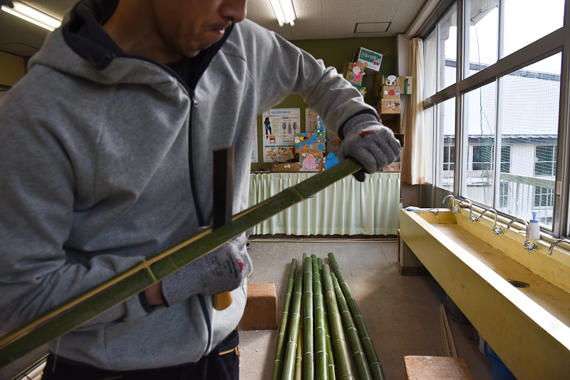 竹から竹編みに適した材料をつくることが制作の大半を占める。