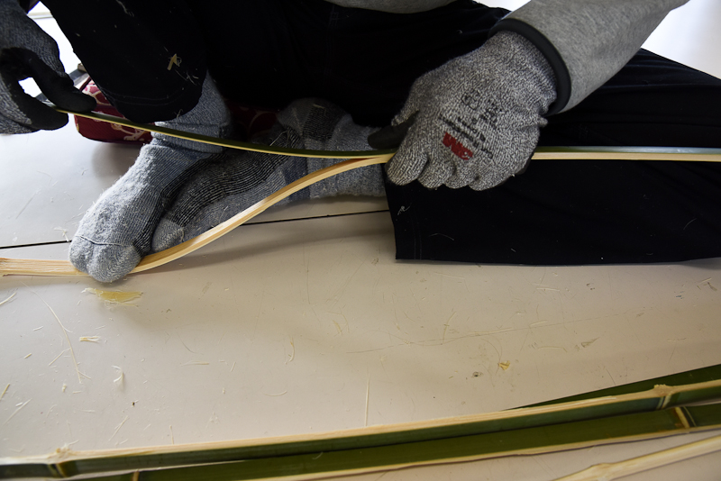 竹を均一な厚みで剥ぐには上下の張力が釣り合うように調整する。