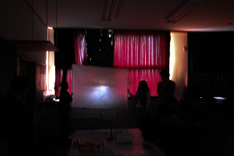 2013年部屋自体を暗箱にして一点から外光を入れると、部屋そのものがカメラになる